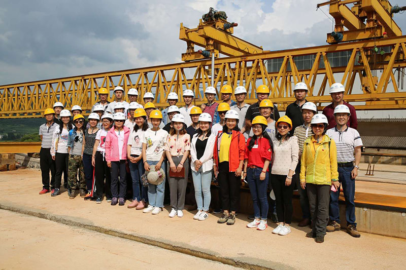 1532069771592977.jpg 全体新员工在九龙特大桥制梁场参观学习.jpg