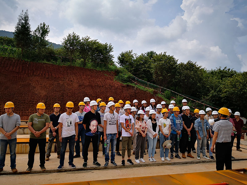 1532069785138691.jpg 项目副经理郎骁为新员工详细介绍项目情况.jpg