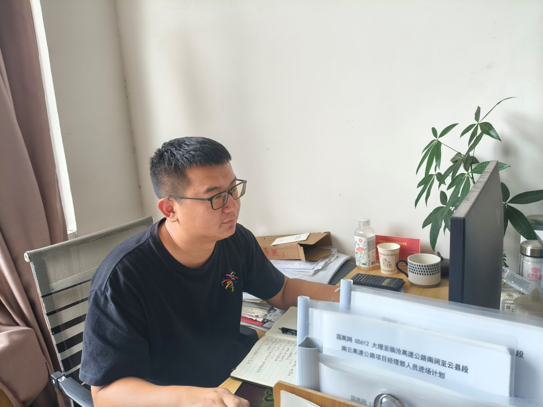 南云项目部青年在开展计量工资—郭李强 (2).jpg